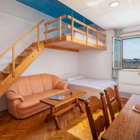 Tina In Town Centre With Free Parking Apartman