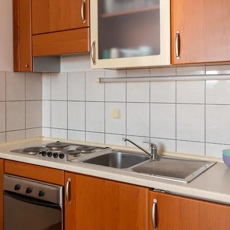 Apartment Tina In Town Centre With Free Parking Makarska